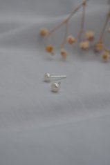 Stříbrné náušnice BÍLÁ PERLA 4 mm